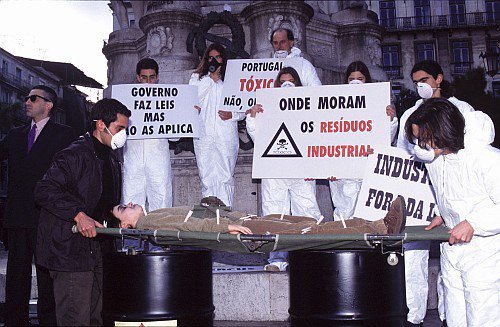 1997, Fevereiro - A Quercus manifesta-se em Lisboa contra a grave situação dos resíduos industriais do país.  © Luís Galrão/QUERCUS